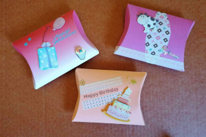 Dikke enveloppen met wensen op. Envelop dik